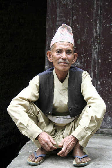 Népalais assis
